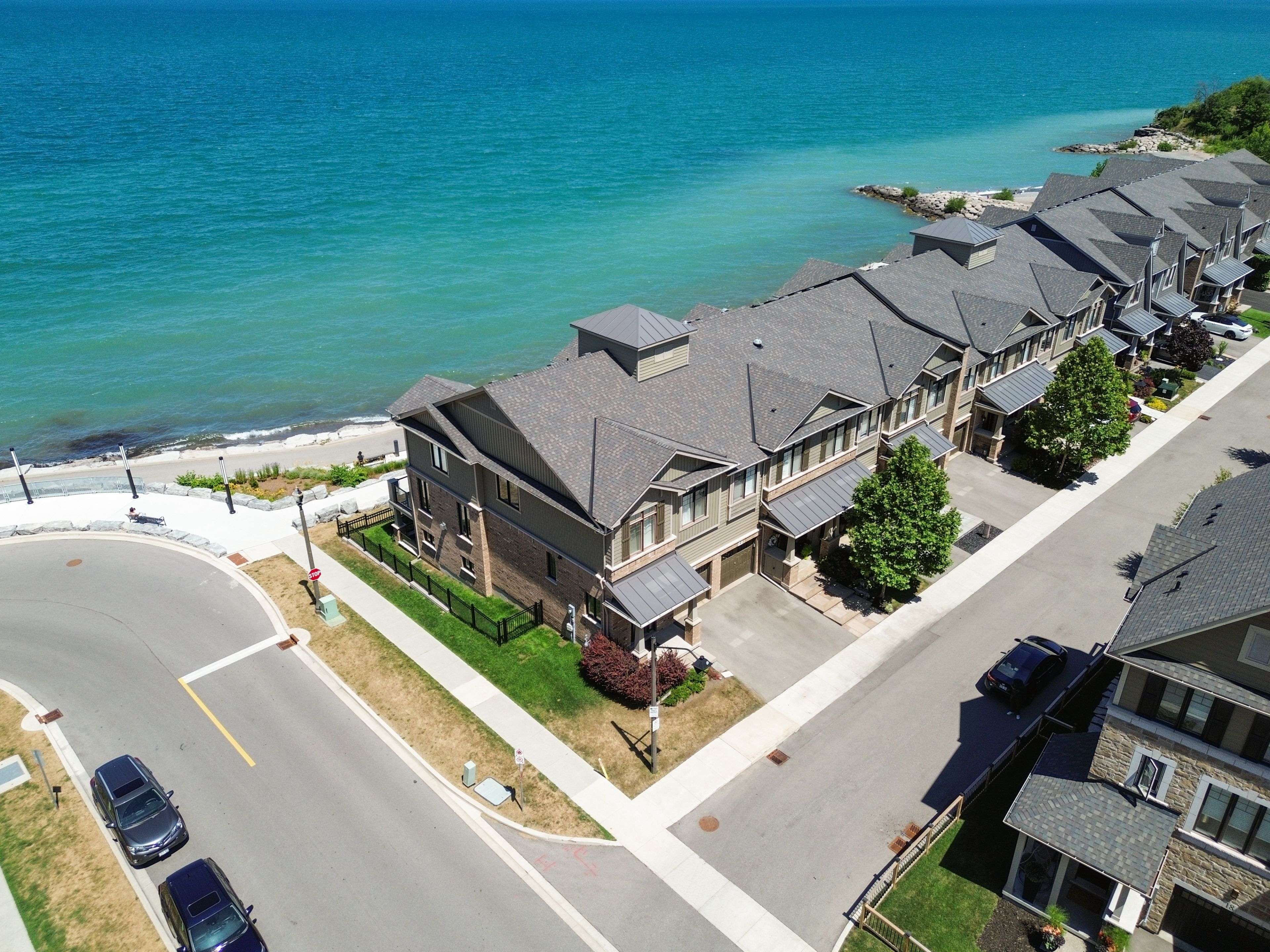 Grimsby, ON L3M 0H3,2 PIERRE TRUDEAU LN S