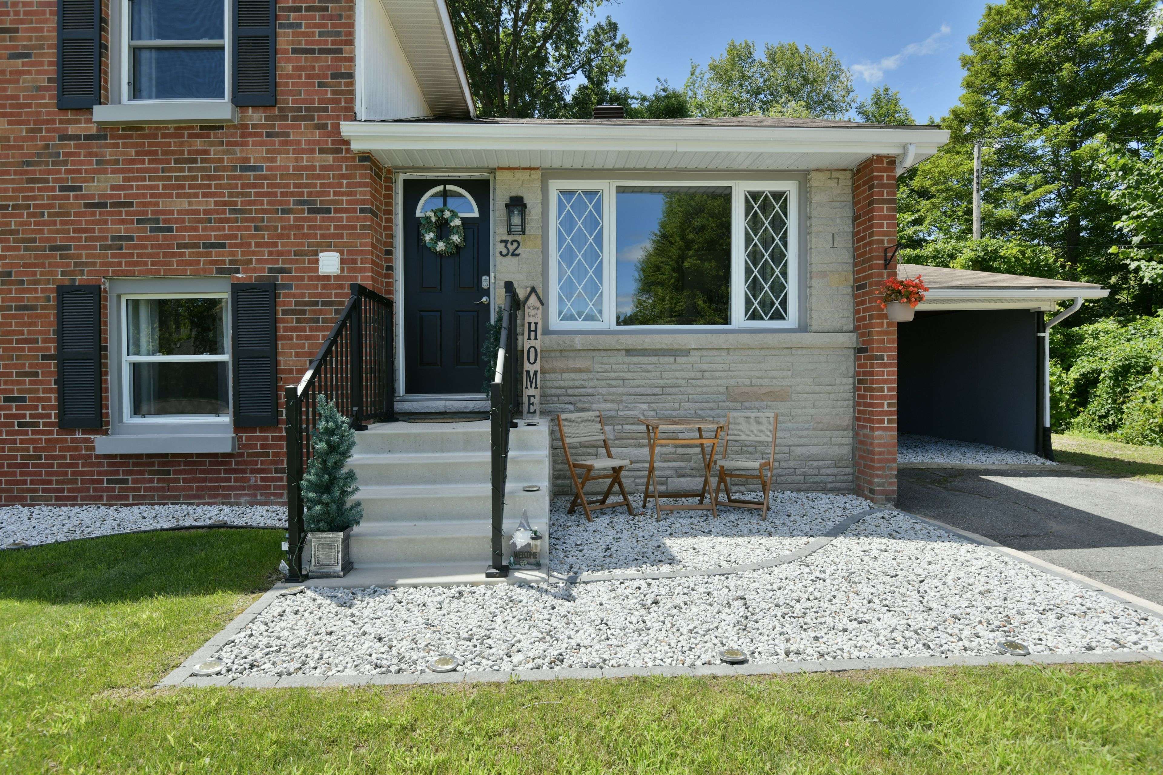 Renfrew, ON K7V 1C2,32 Francis ST
