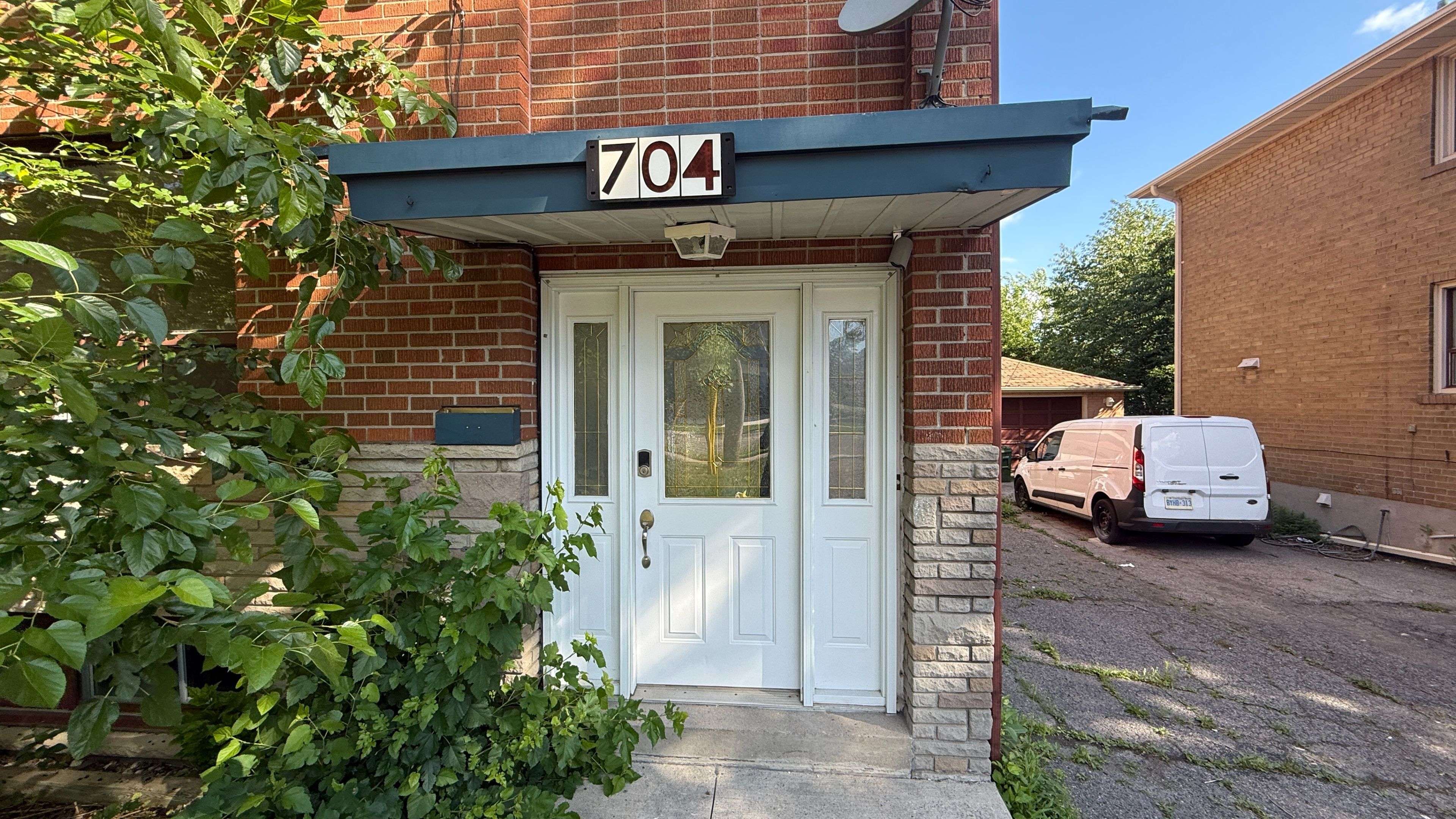 Toronto C15, ON M2K 1B7,704 Sheppard AVE E
