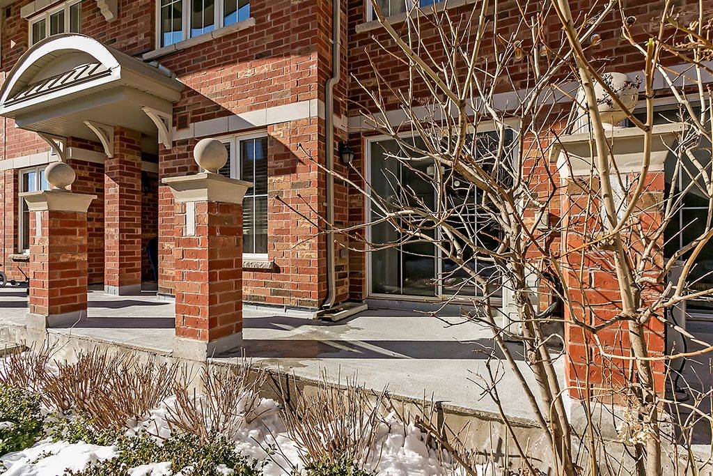 Oakville, ON L6H 0J1,47 HAYS BLVD #23