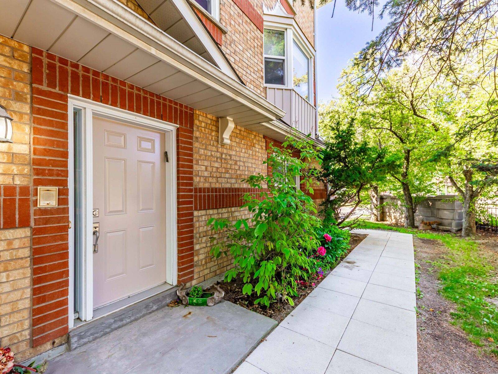 Vaughan, ON L4J 8C3,1 Edenbridge DR