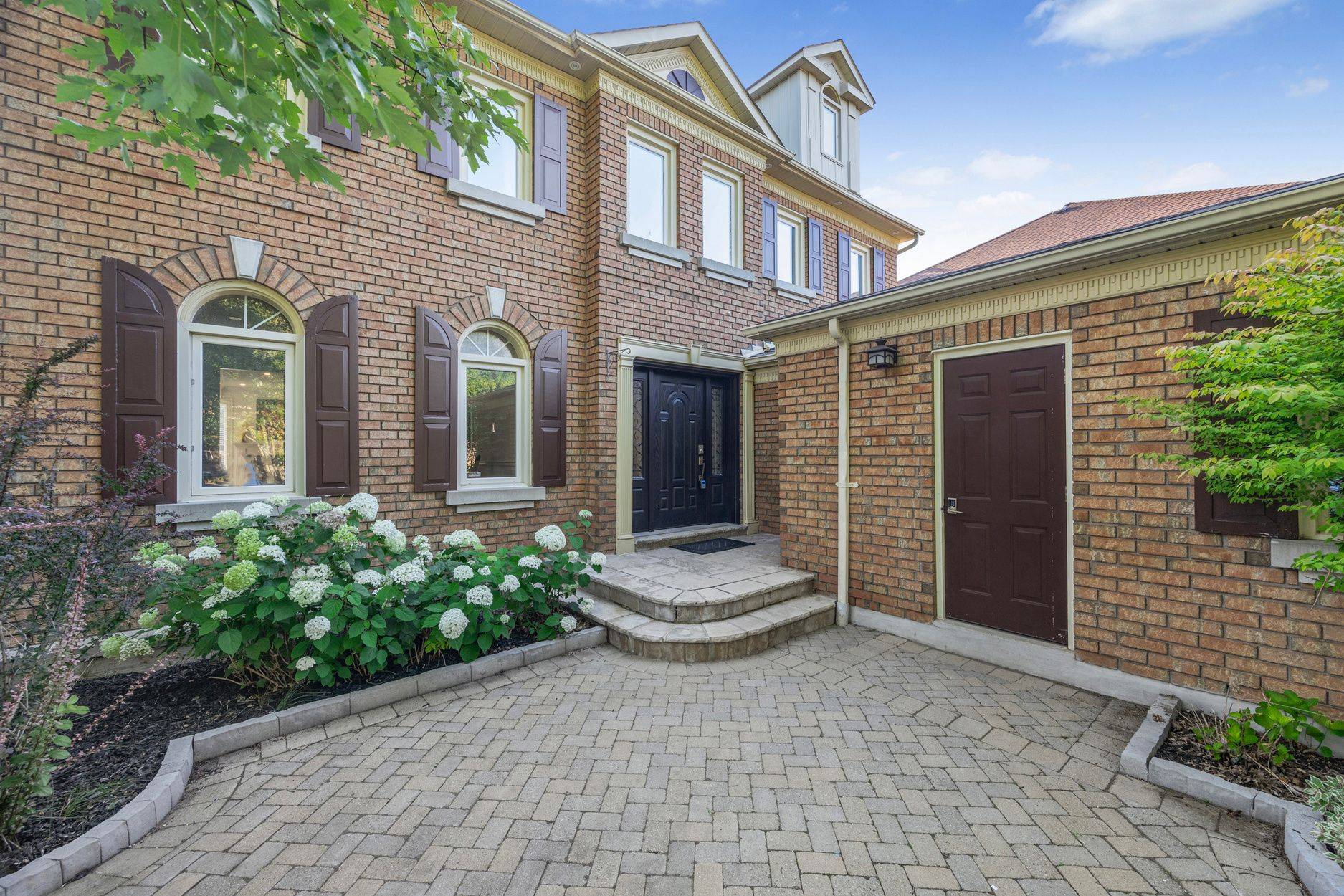 Richmond Hill, ON L4C 9P2,59 Oatlands CRES