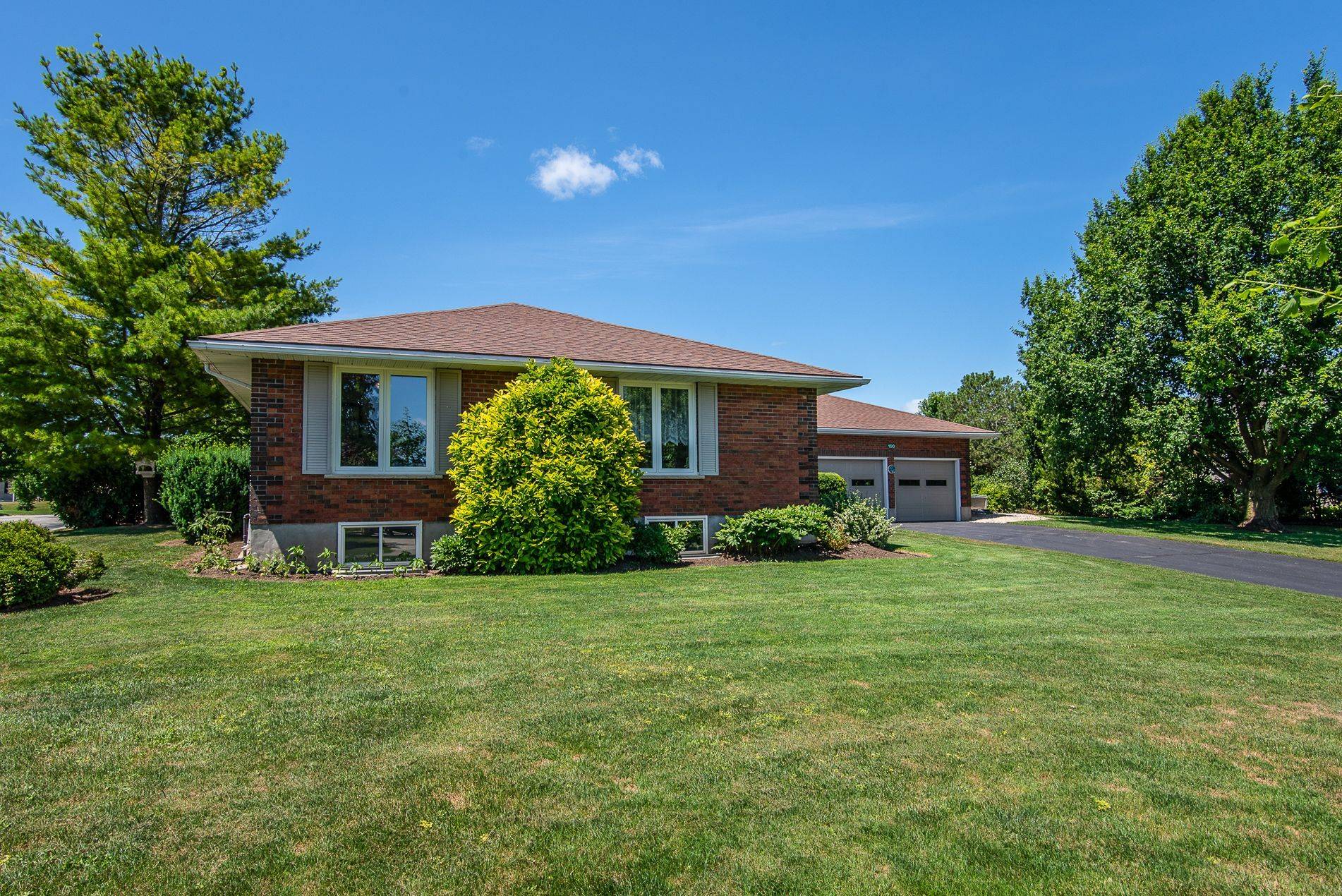 Perth East, ON N0K 1X0,100 Red Maple LN