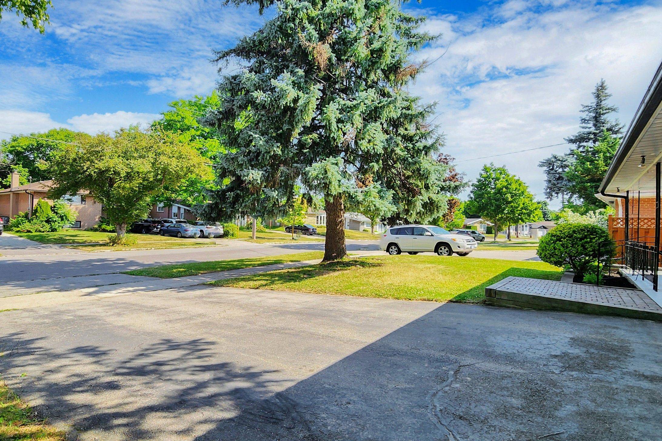 Toronto C13, ON M3A 2E6,186 Roywood DR