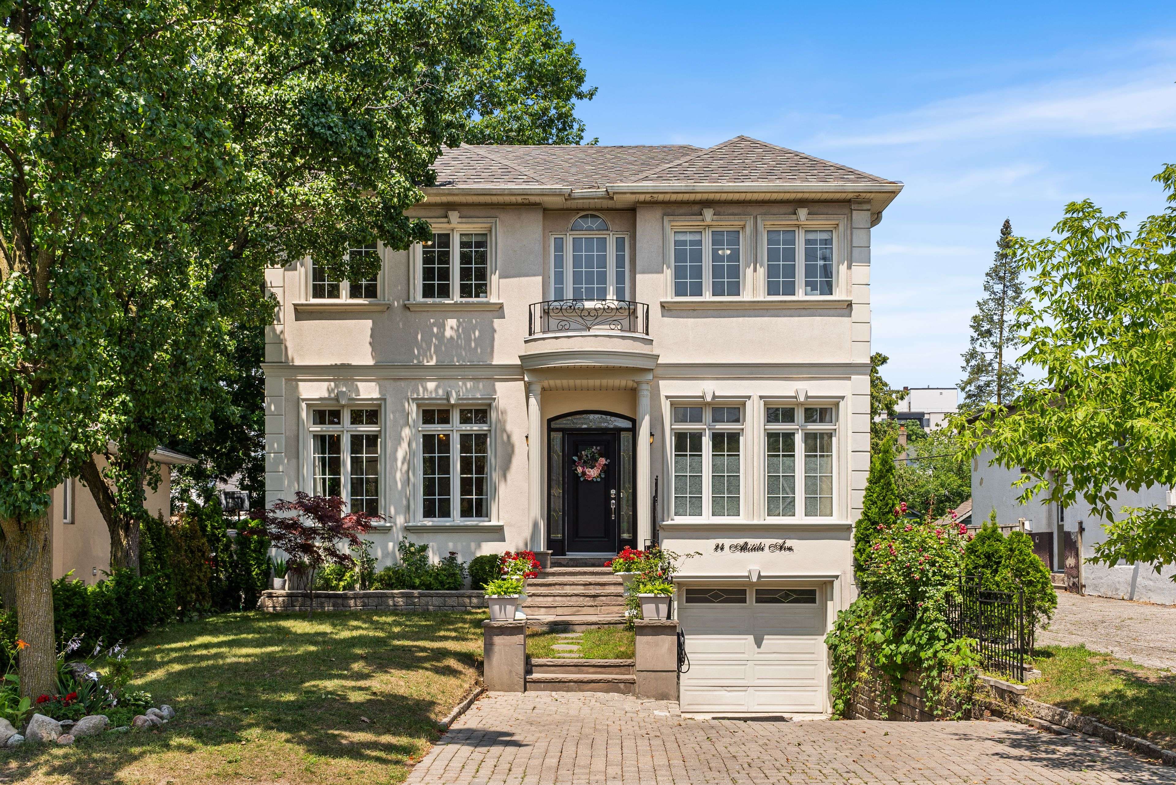 Toronto C14, ON M2M 2V1,24 Abitibi AVE