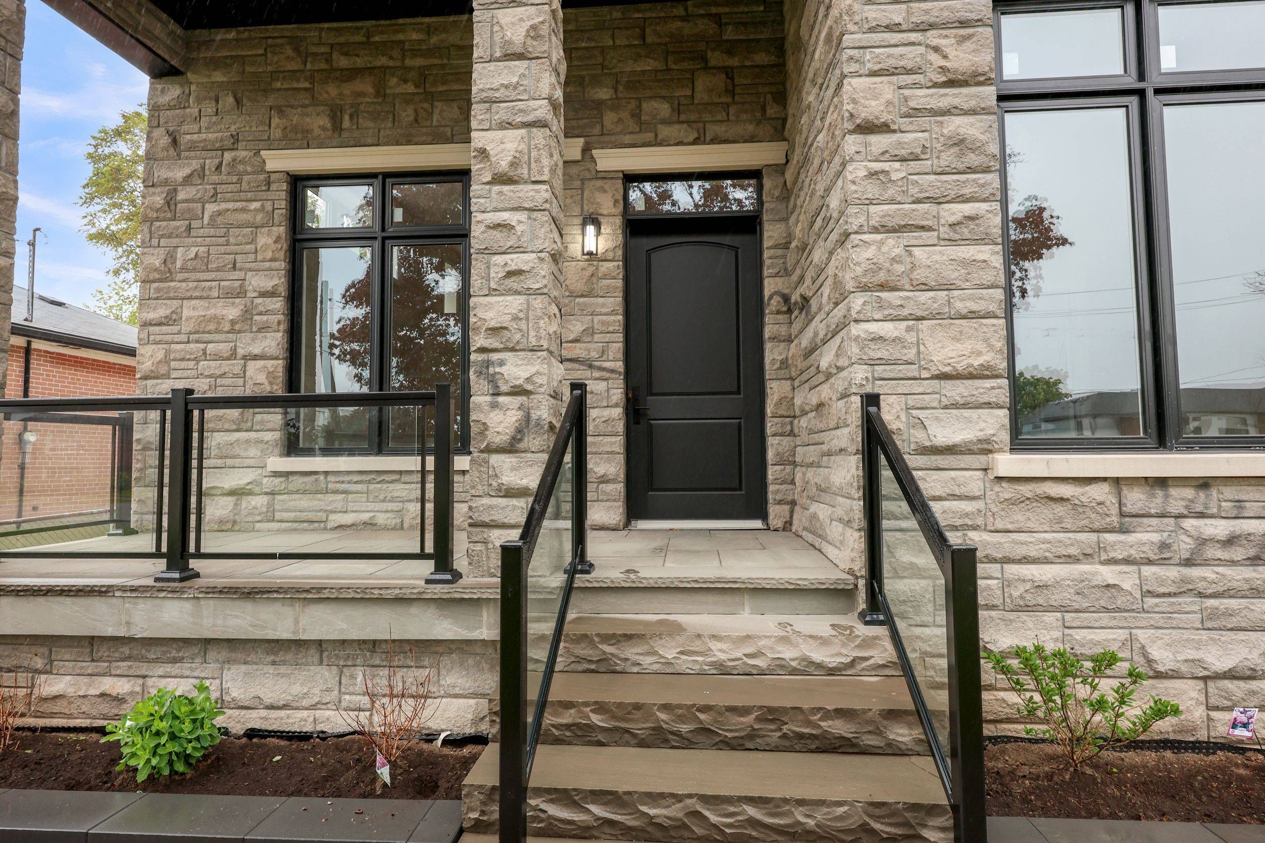 Oakville, ON L6L 2E8,2091 BRIDGE RD