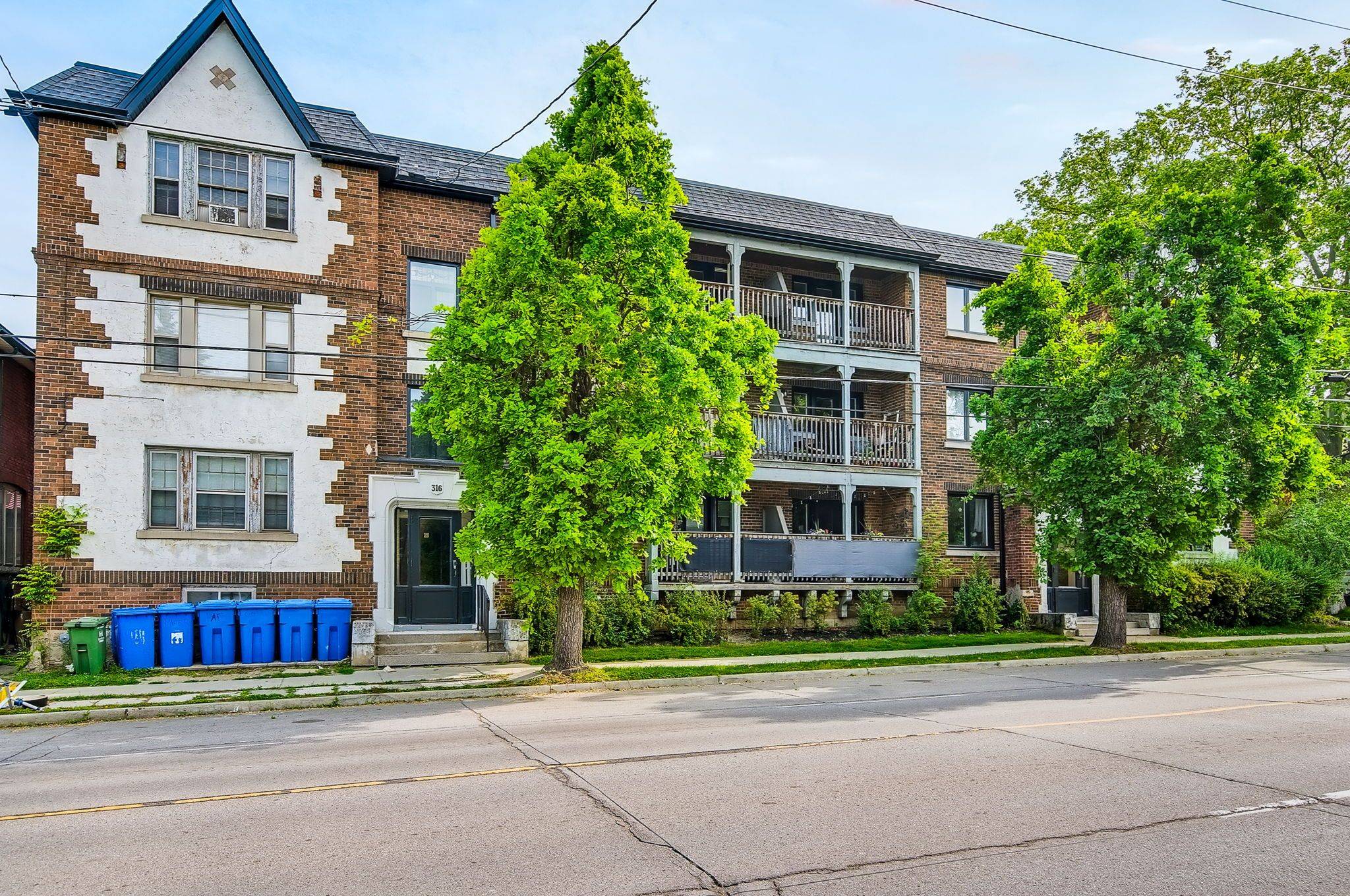 Hamilton, ON L8P 2R5,312 Aberdeen AVE #9