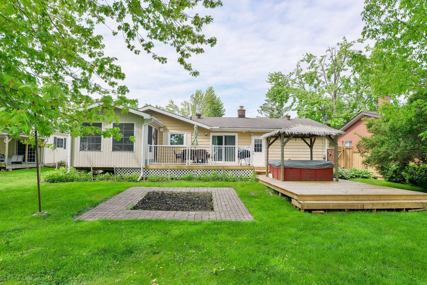 Ramara, ON L0K 1B0,9 Pinetree CT