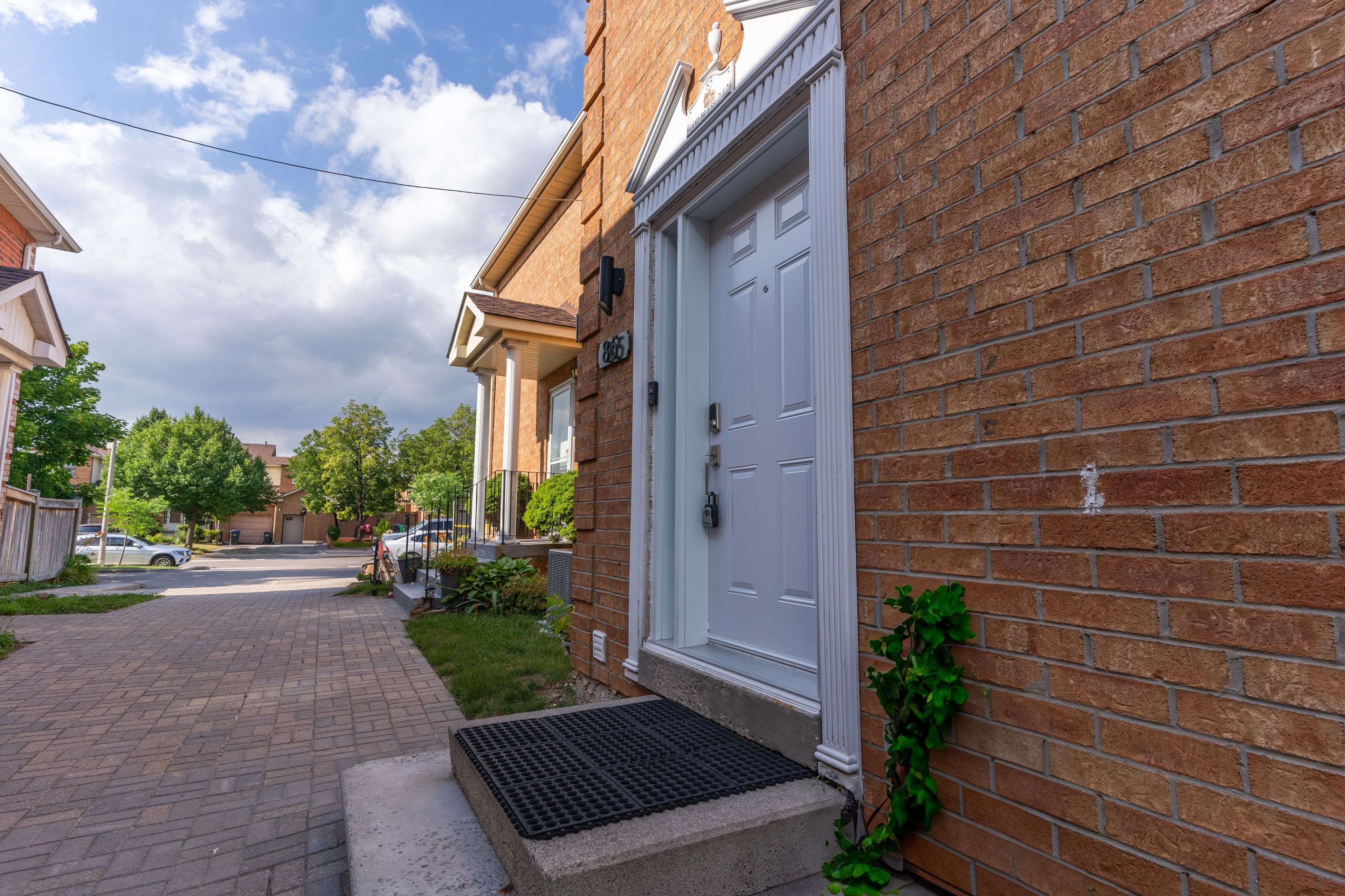 Brampton, ON L6Y 4P5,85 Millstone DR