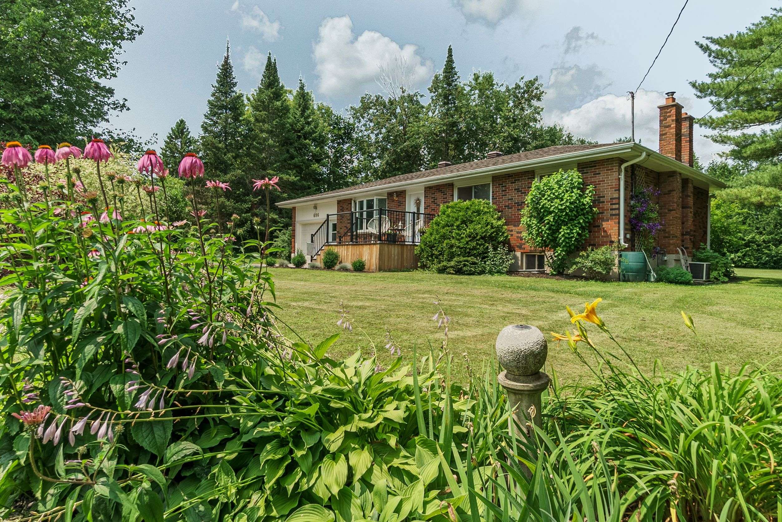 Selwyn, ON K0L 1T0,696 Skyline RD