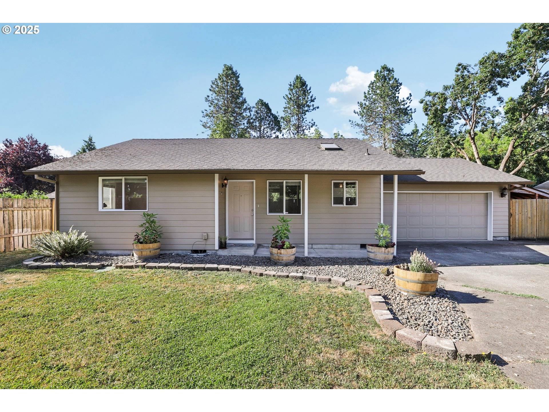 Mc Minnville, OR 97128,126 SW FLEISHAUER LN