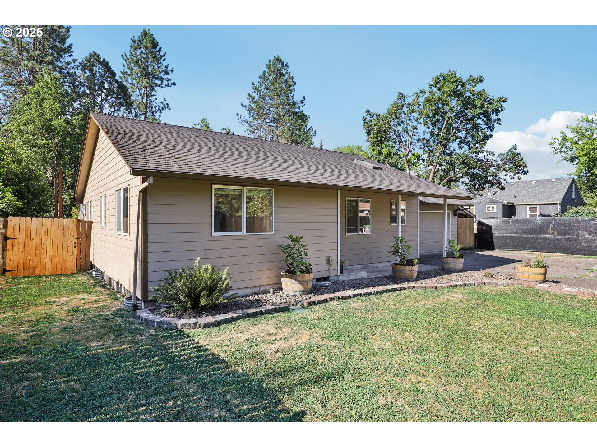 Mc Minnville, OR 97128,126 SW FLEISHAUER LN