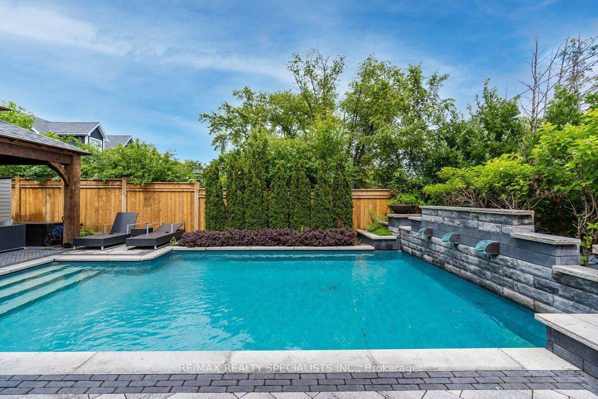 Oakville, ON L6K 1R4,523 BROOKSIDE DR