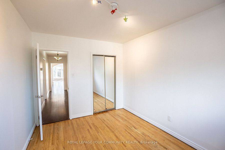 Toronto C13, ON M3A 2G2,32 Marbury CRES