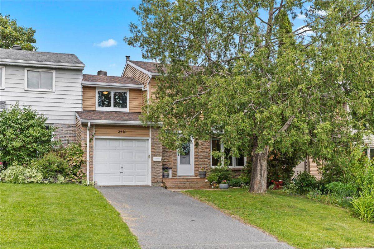 Blackburn Hamlet, ON K1B 4M7,2530 Autumn Hill CRES