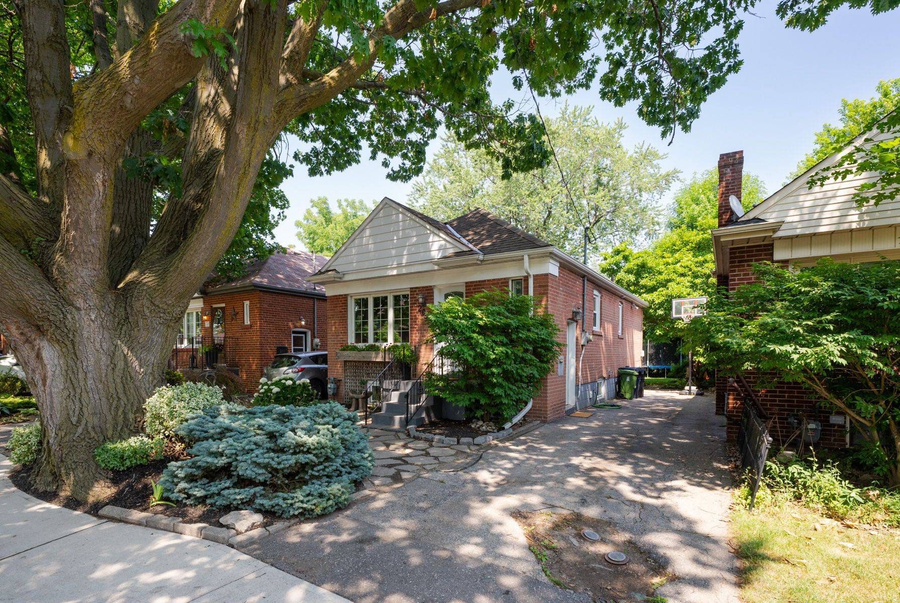 Toronto W06, ON M8W 4L1,209 Hallmark AVE