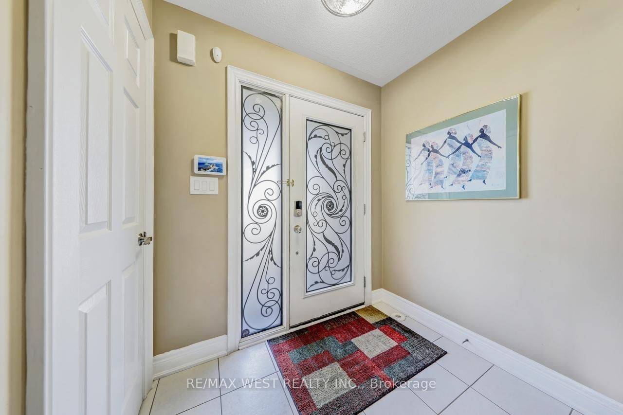 Mississauga, ON L5J 1J8,2036 Lakeshore RD W