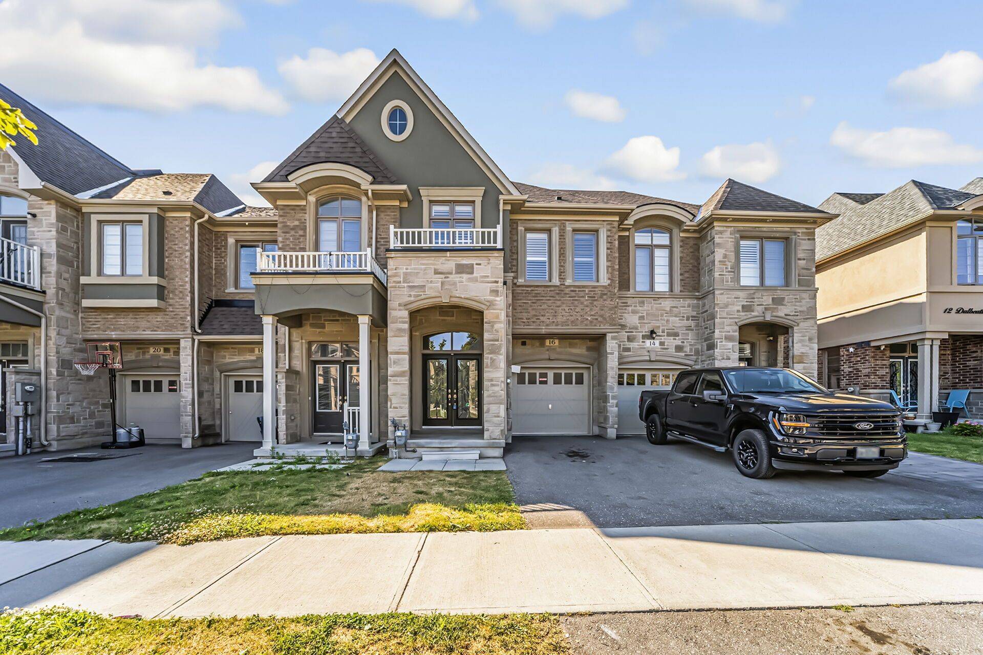 Brampton, ON L6Y 0E3,16 Dalbeattie DR