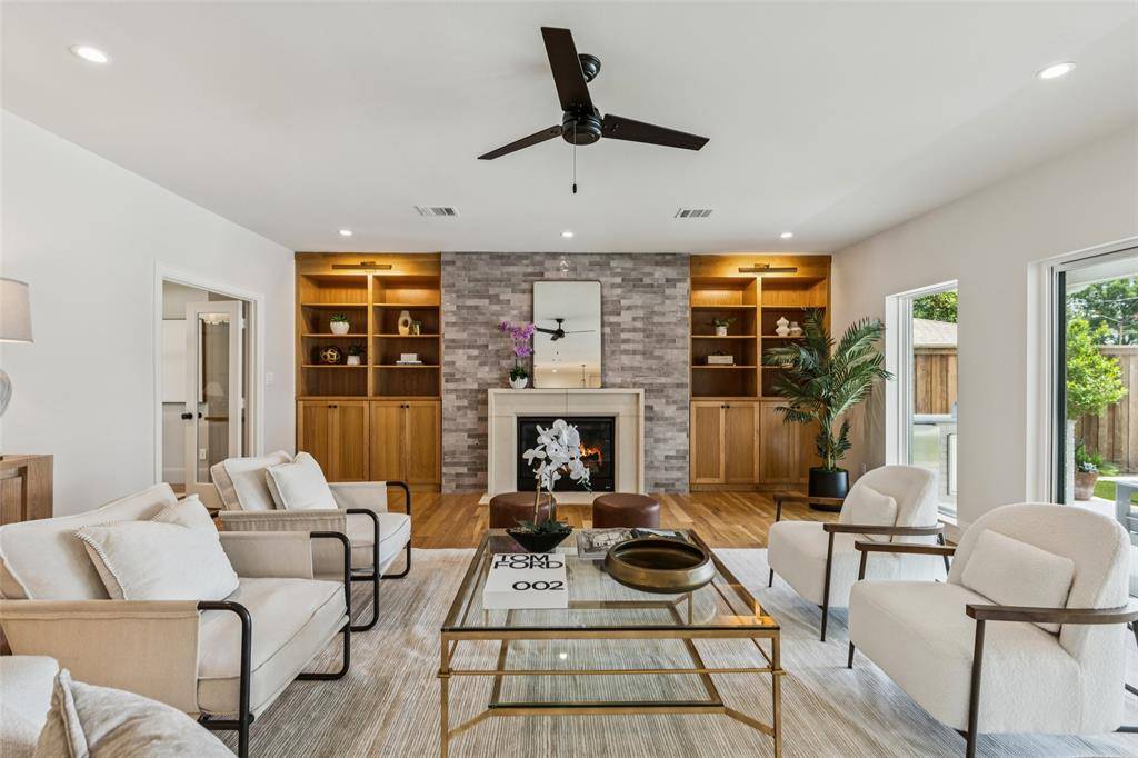 Dallas, TX 75238,9736 Chiswell Road