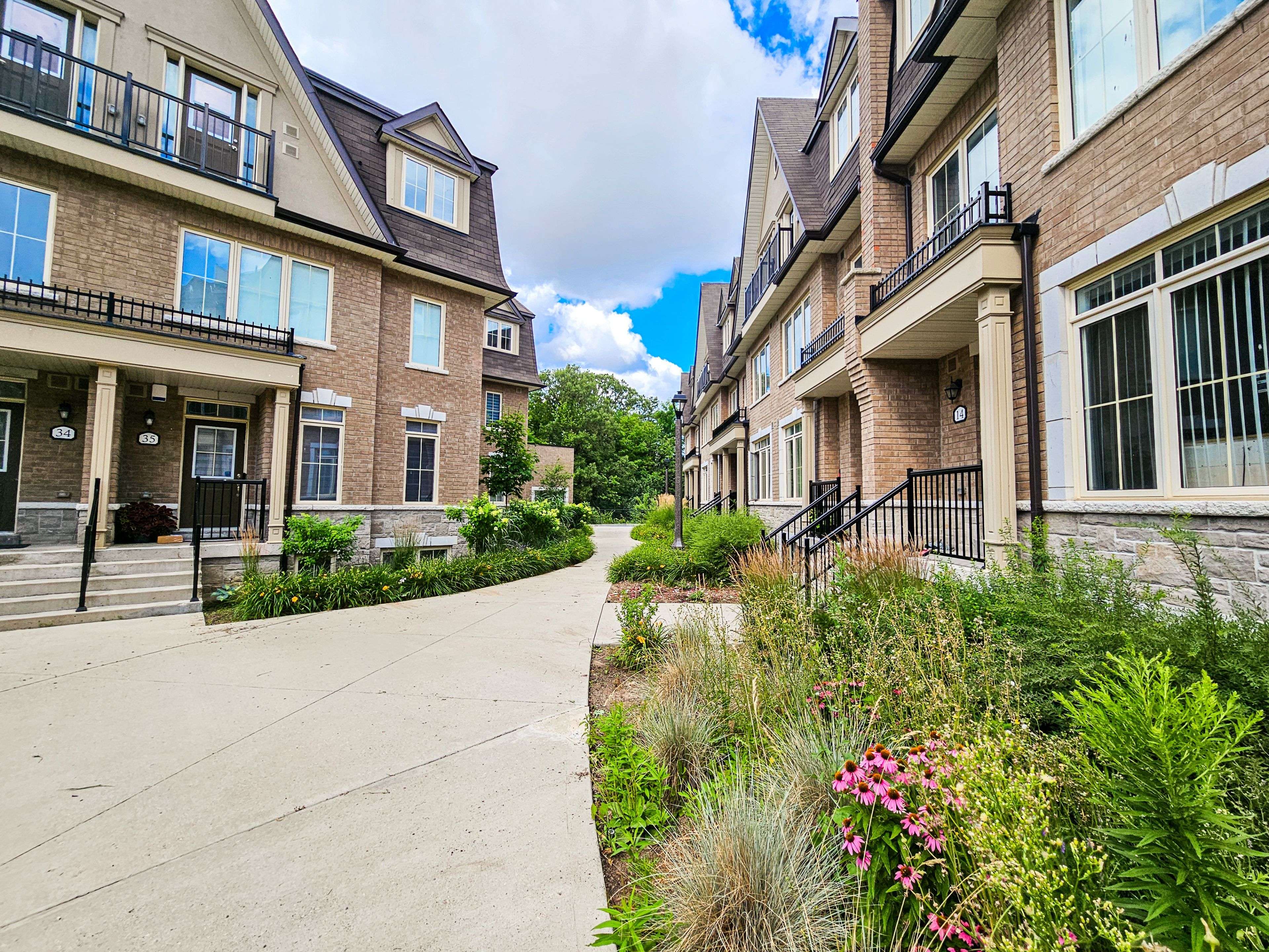 Vaughan, ON L6A 5B1,181 Parktree DR #42