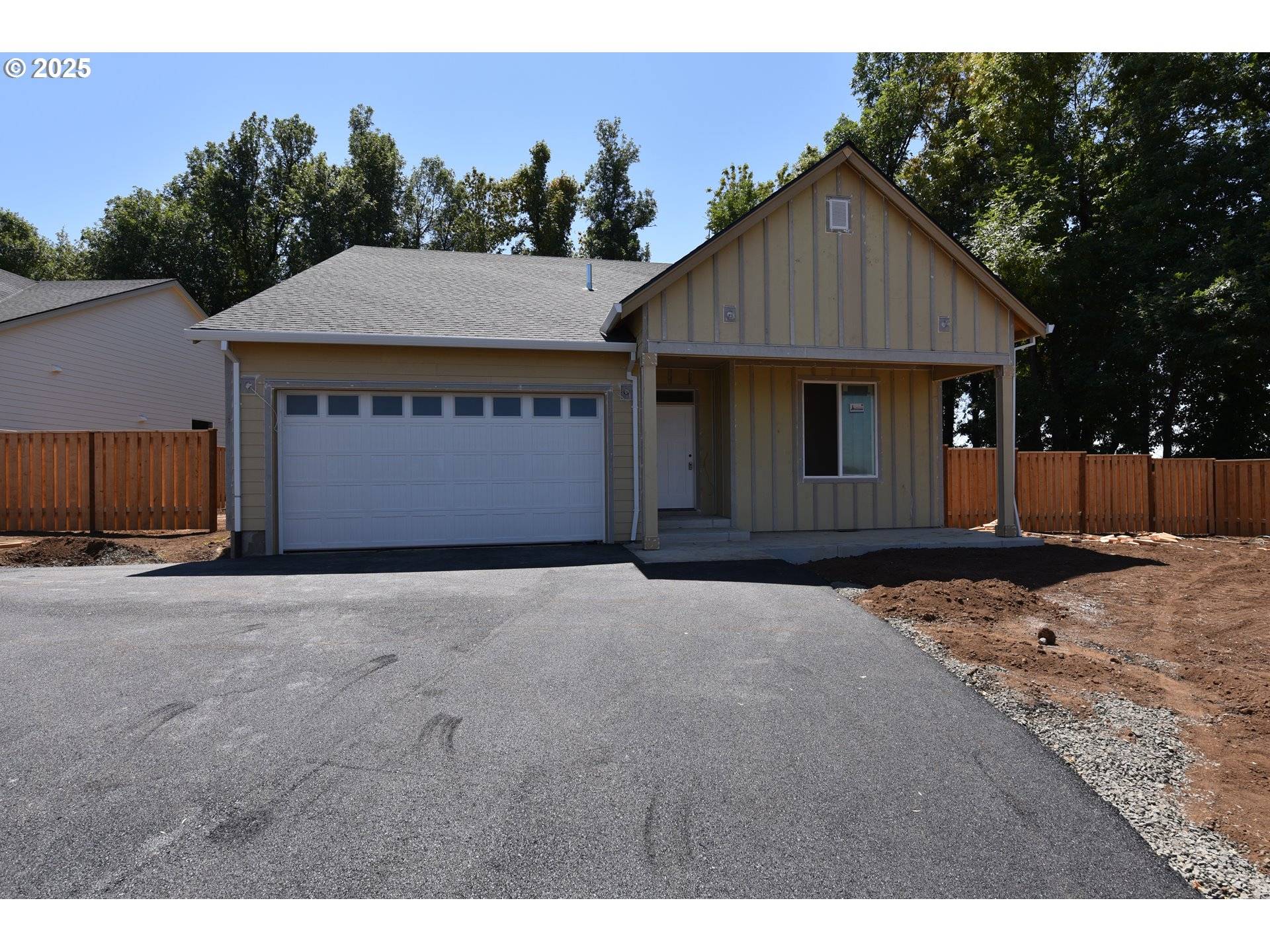 Silverton, OR 97381,871 OAKLEAF WAY