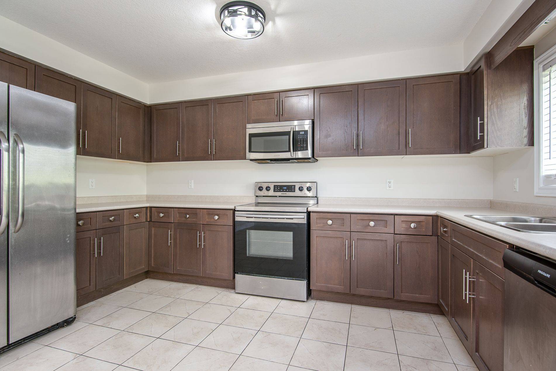 Kitchener, ON N2A 0J3,70 Willowrun DR #J-3