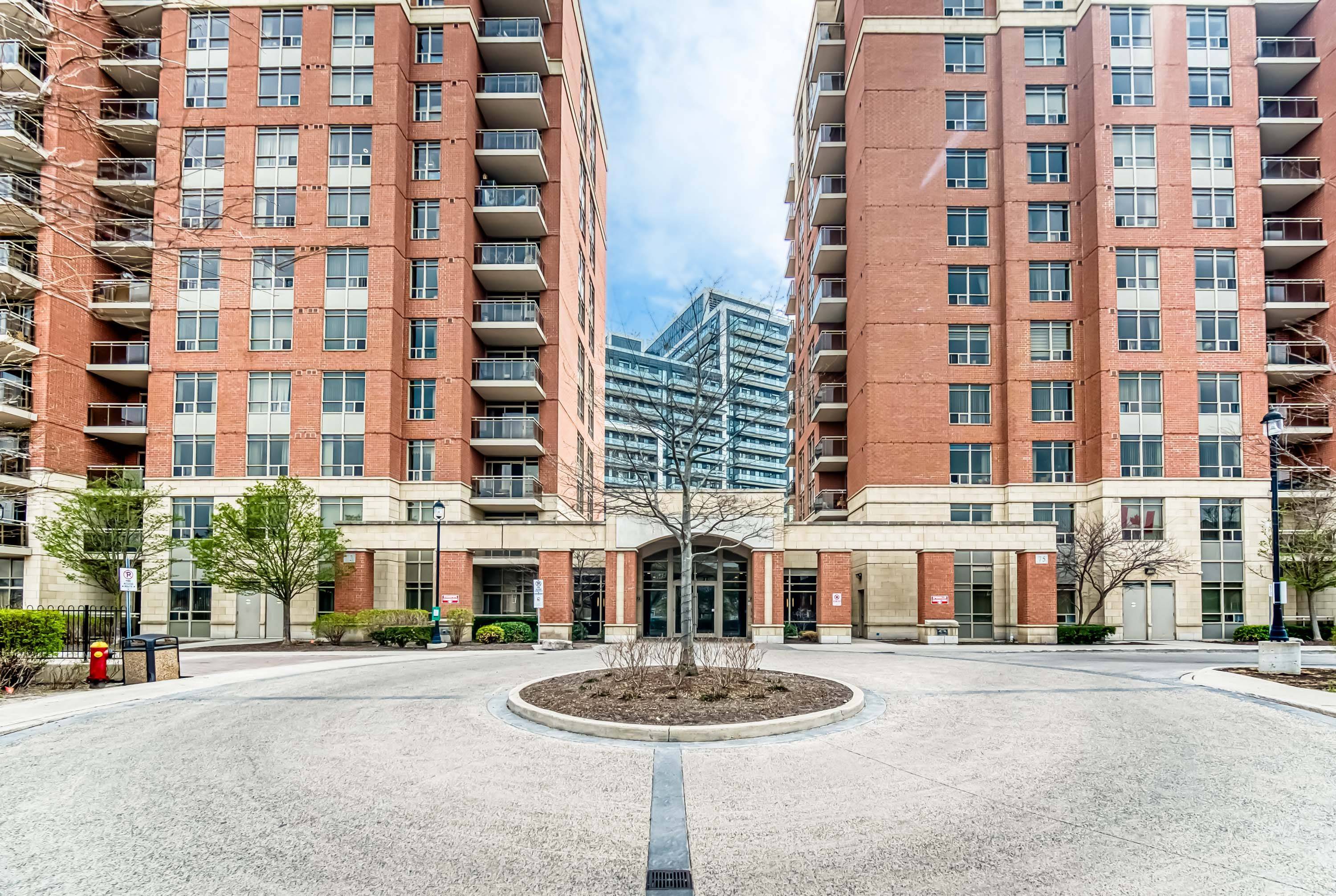 Richmond Hill, ON L4B 0C1,75 King William CRES #909