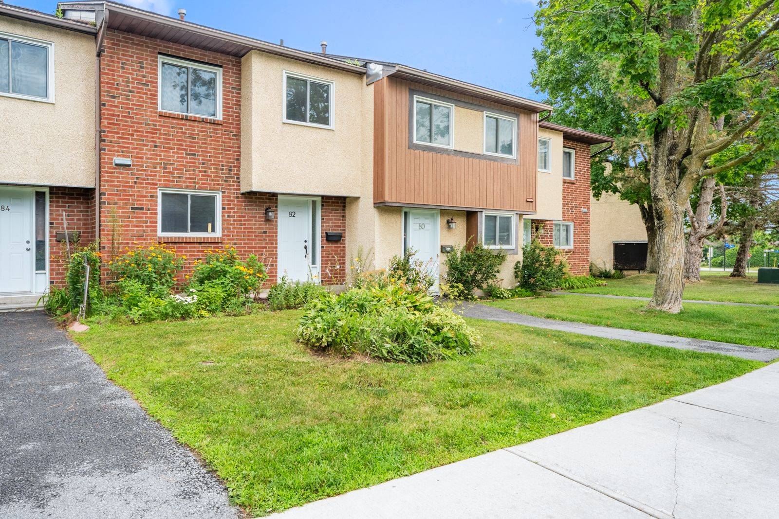 Kanata, ON K2L 2B6,82 Chimo DR #55