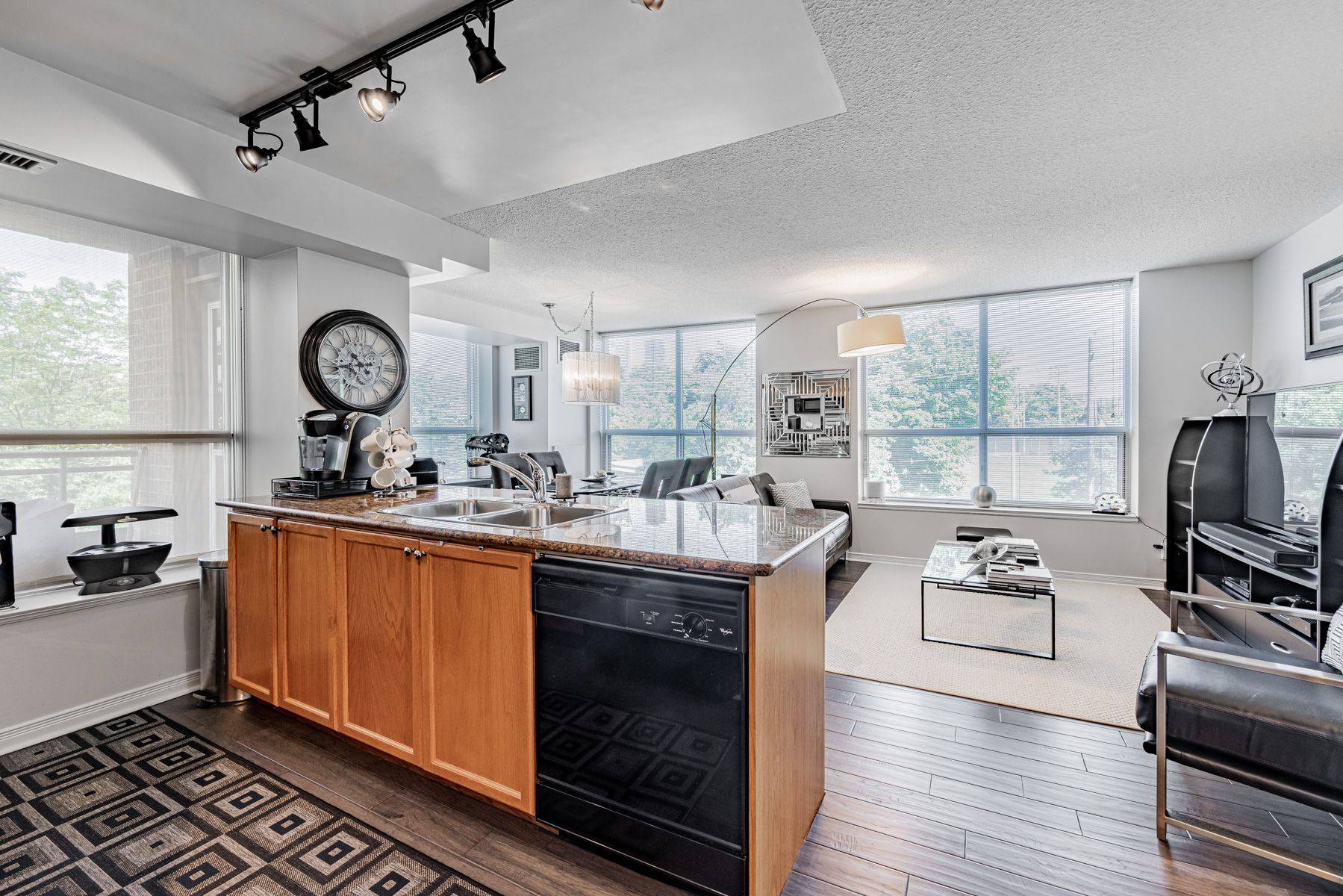 Toronto C10, ON M4S 3H4,245 Davisville AVE #305