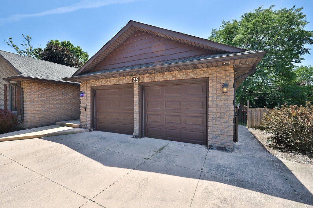 Hamilton, ON L8J 1X3,25 Ashbury LN