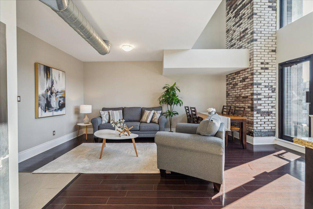 Hamilton, ON L8R 0A1,80 King William ST #402