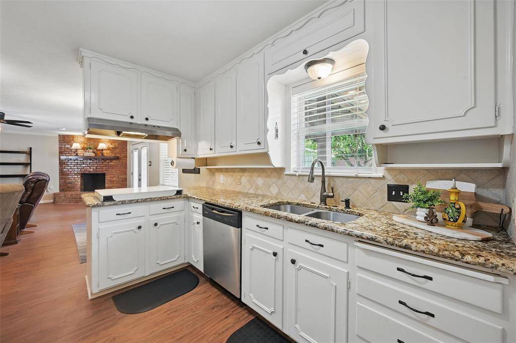 Bedford, TX 76022,952 Charleston Drive