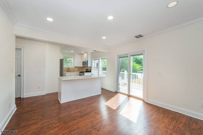 Montclair Twp., NJ 07042,49 Greenwood Ave #2