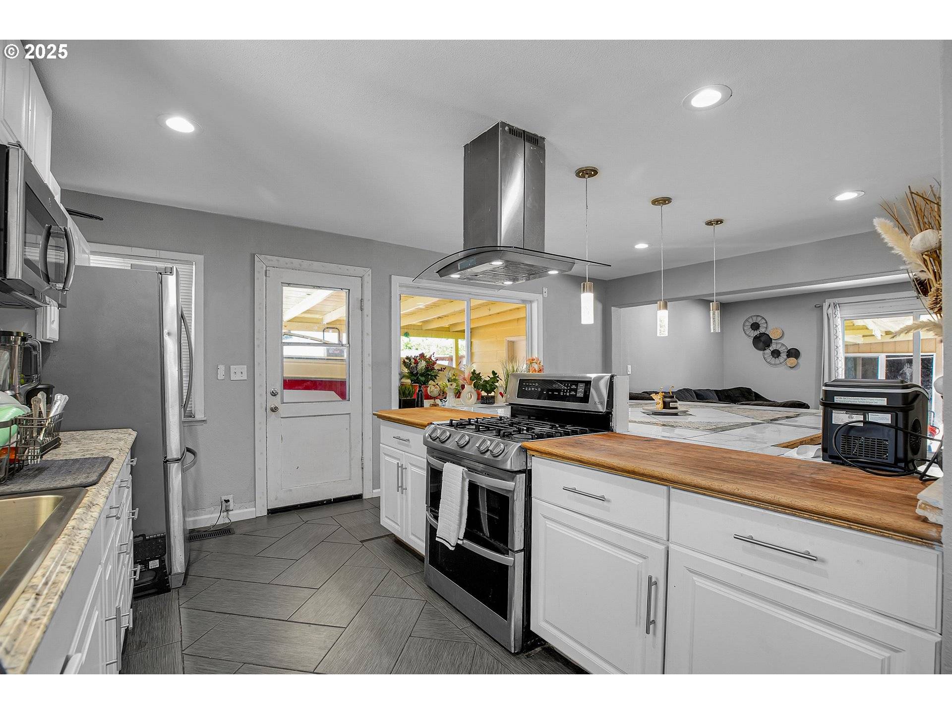 Portland, OR 97230,16637 NE HASSALO ST