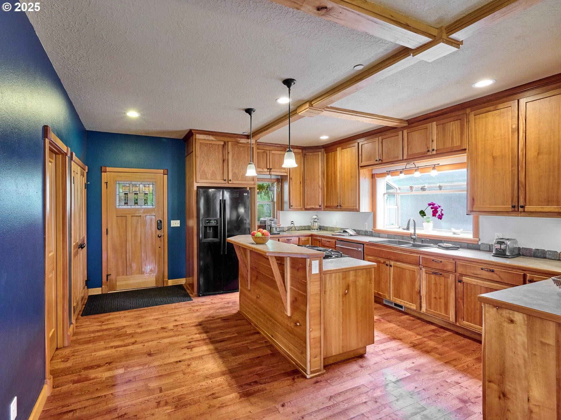 Silverton, OR 97381,111 5TH ST #4