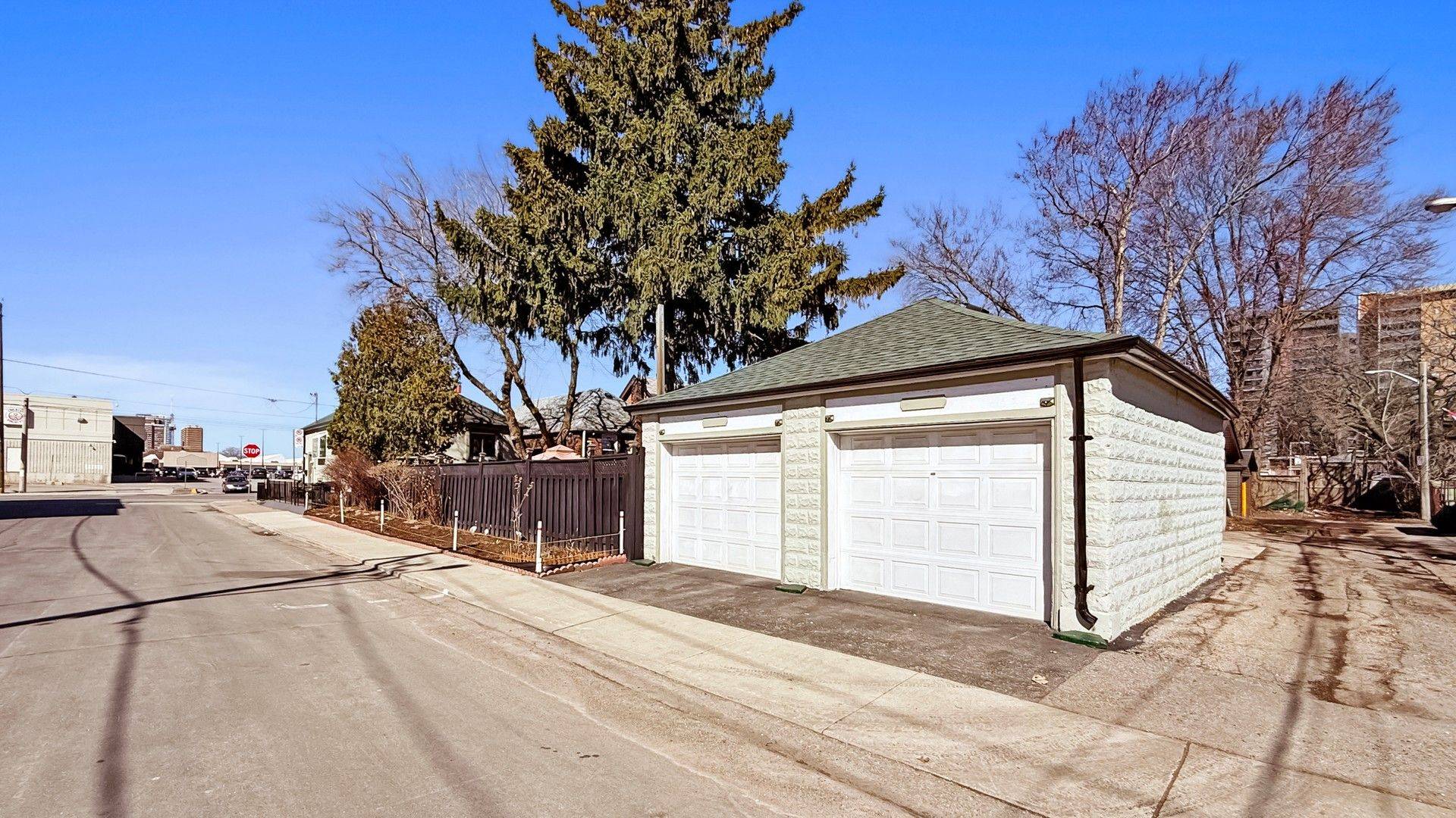 Toronto E06, ON M4C 5H2,527 Victoria Park AVE