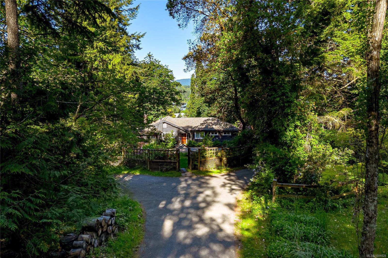 Saanich, BC V8Y 1W4,5168 Santa Clara Ave