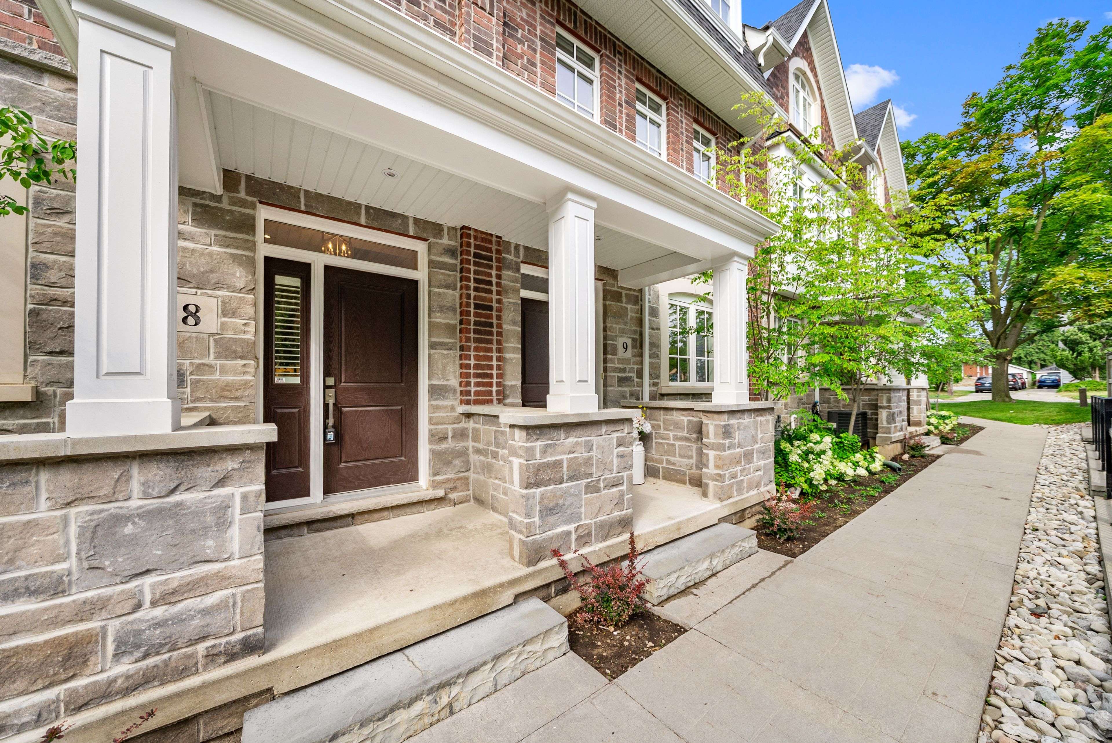 Burlington, ON L7R 4P8,2362 New ST #8