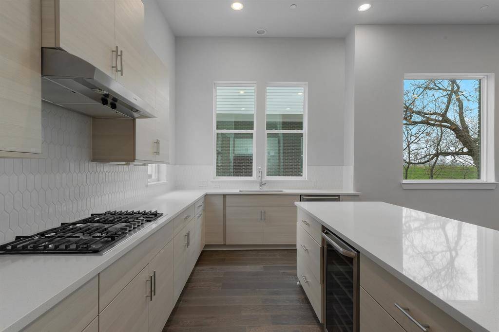 Dallas, TX 75203,381 E Greenbriar Lane #1005