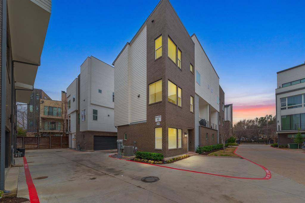Dallas, TX 75203,381 E Greenbriar Lane #1005