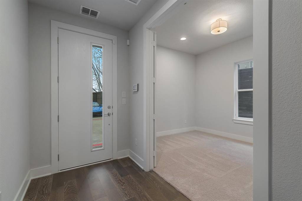 Dallas, TX 75203,381 E Greenbriar Lane #1005