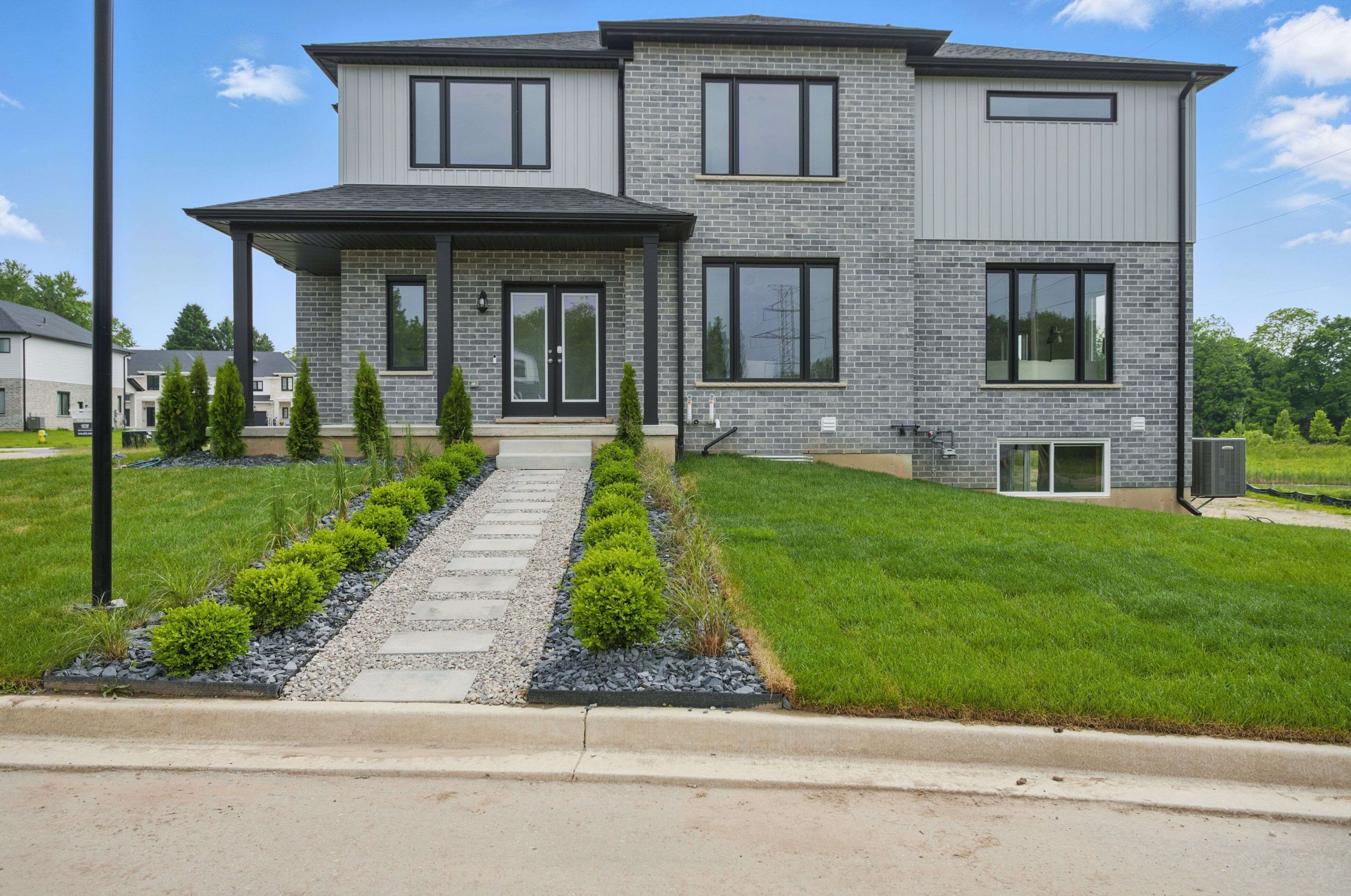 London South, ON N6M 0J9,2683 BOBOLINK LN