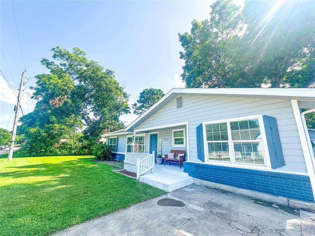 Cleburne, TX 76033,909 Baird Street