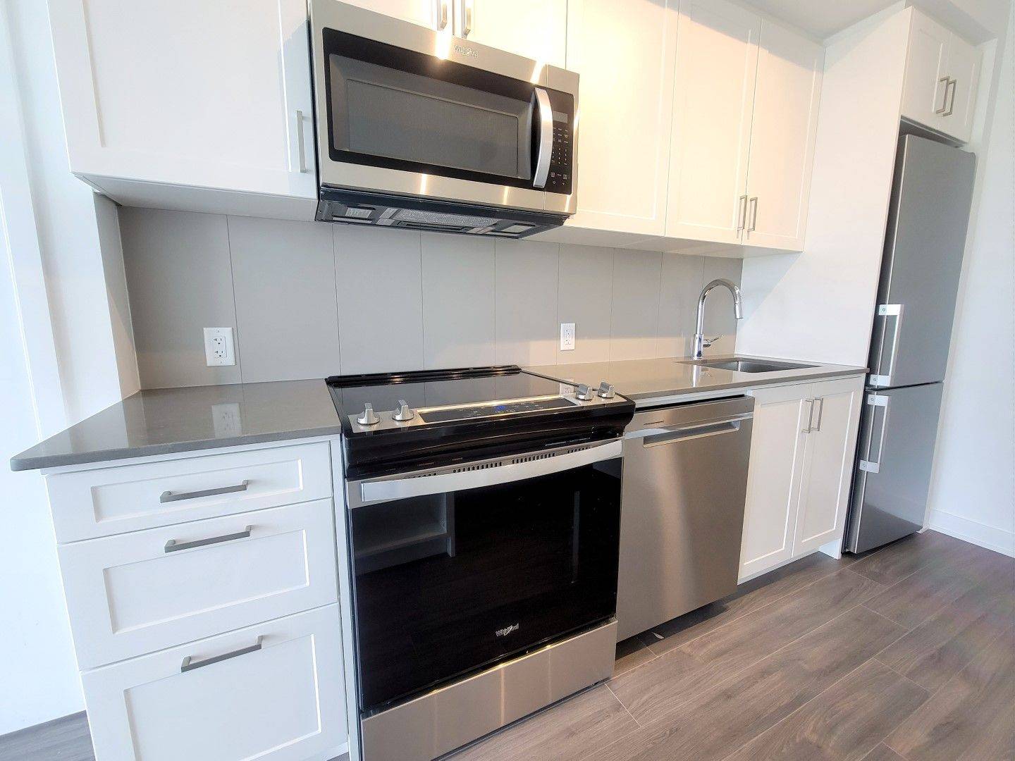 Barrie, ON L9J 0K1,681 Yonge ST #623