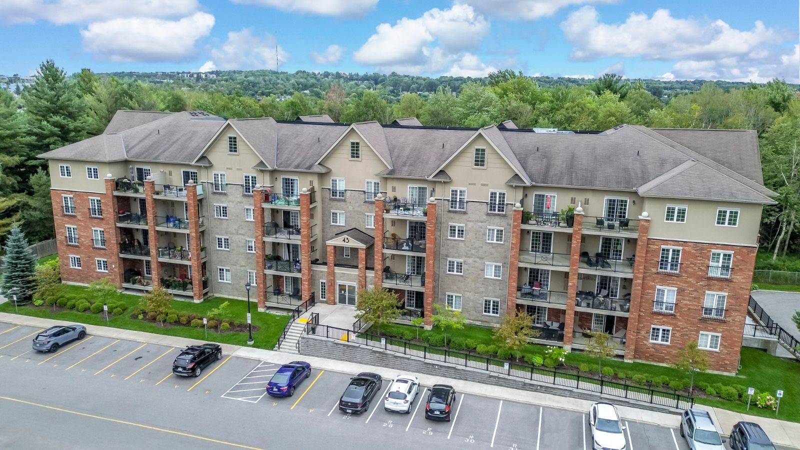 Barrie, ON L4N 5W6,43 Ferndale DR S #305
