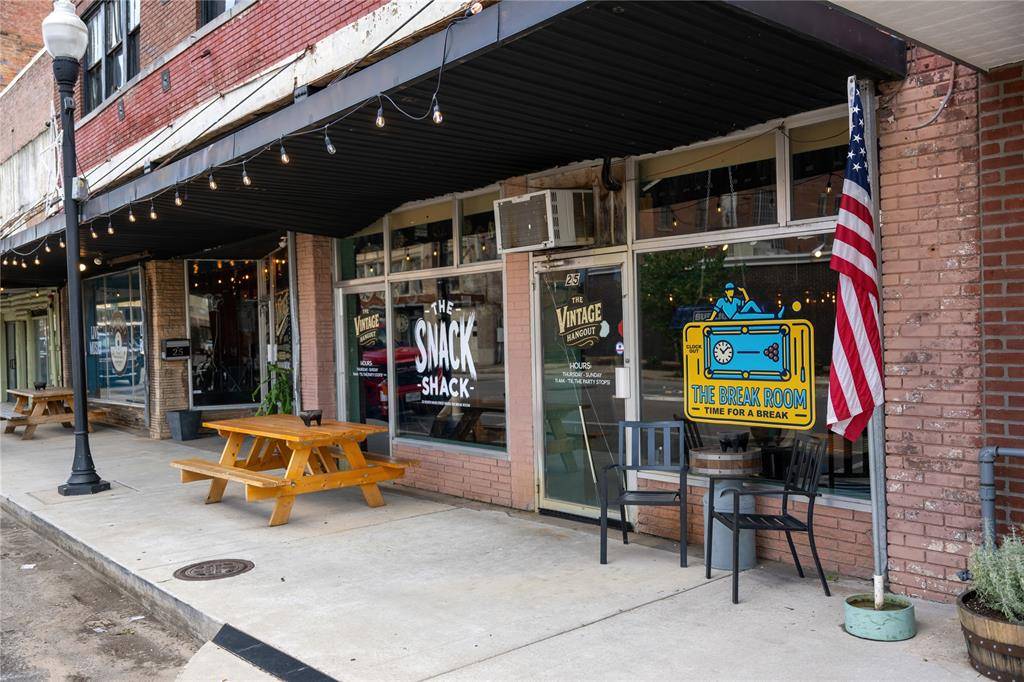 Paris, TX 75460,33 North Main Street