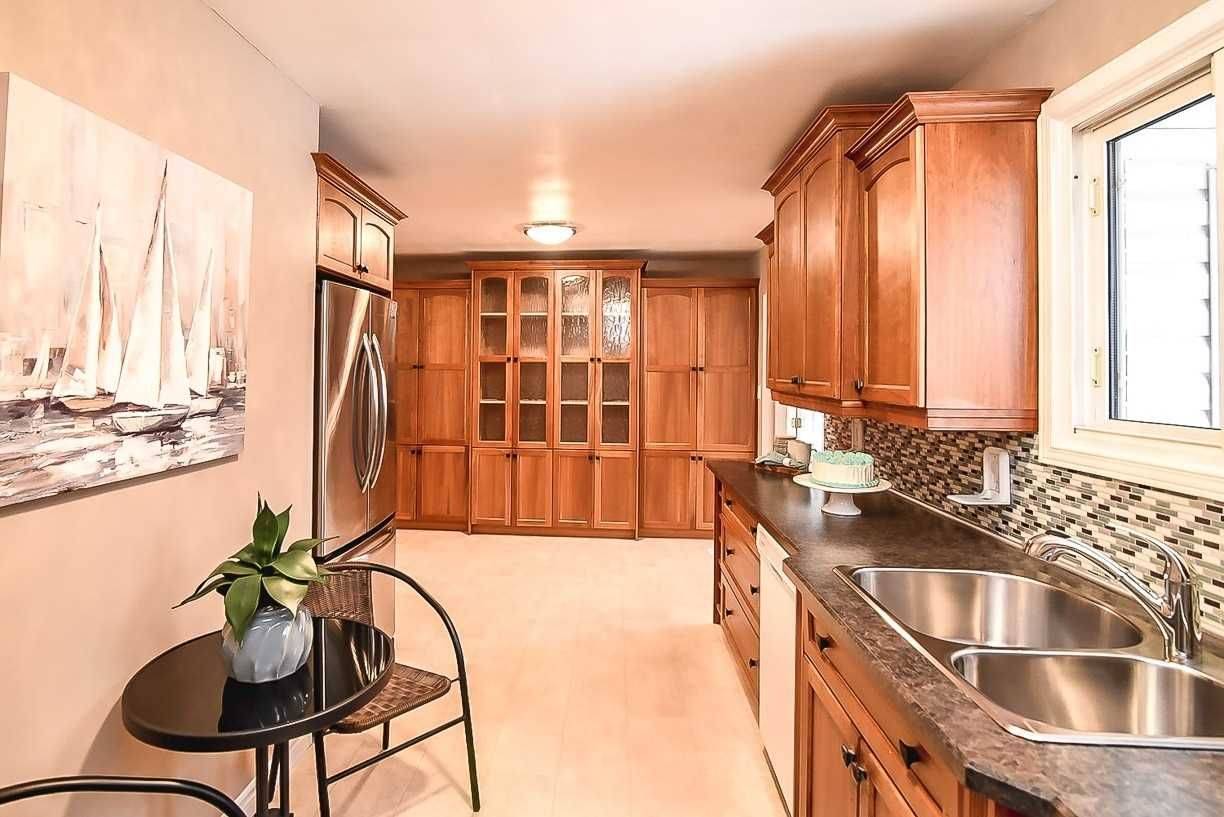 Grimsby, ON L3M 3S7,23 Woodsview AVE