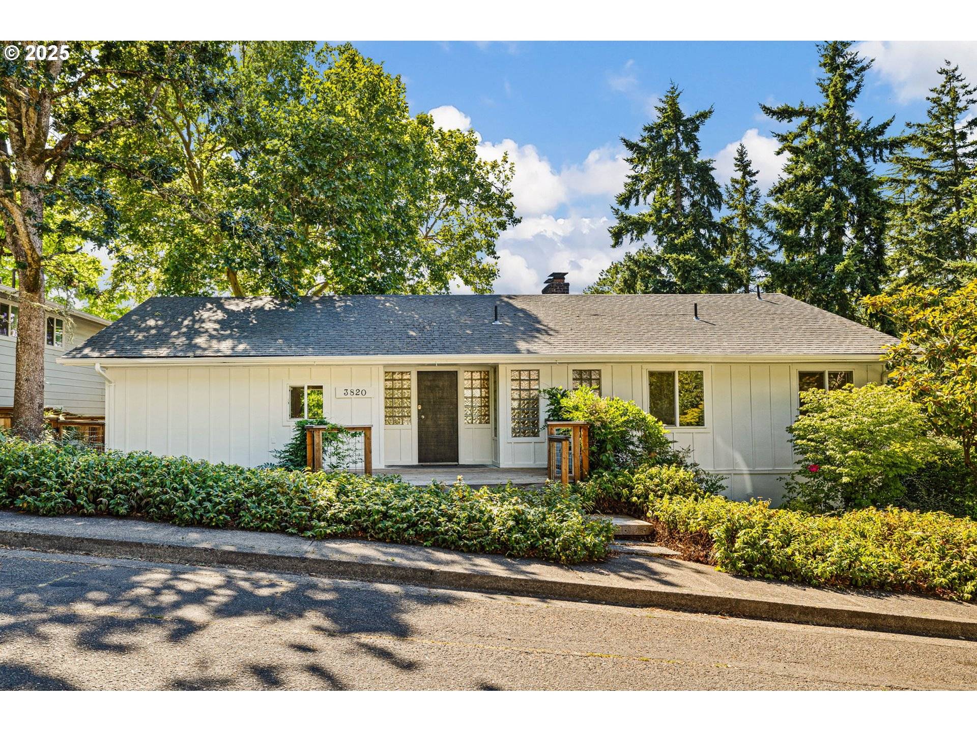 Eugene, OR 97405,3820 UNIVERSITY ST