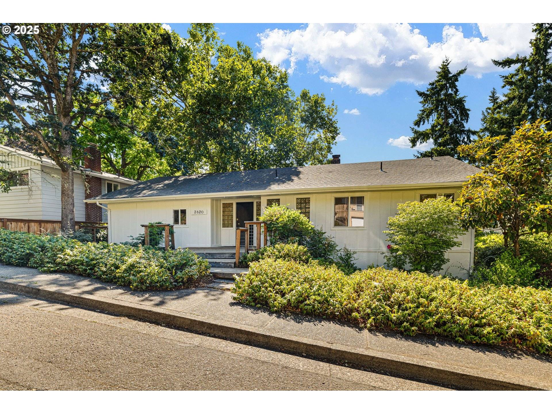 Eugene, OR 97405,3820 UNIVERSITY ST