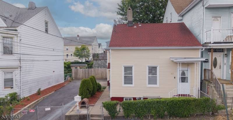 Paterson City, NJ 07524,141 E 18Th St